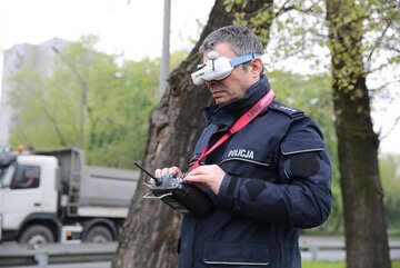 Policjant sterujący dronem