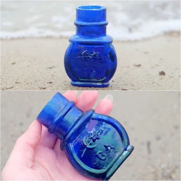 Kobaltowo-niebieska butelka z księżycem i gwiazdą. Używana prawdopodobnie do przetrzymywania pudru 