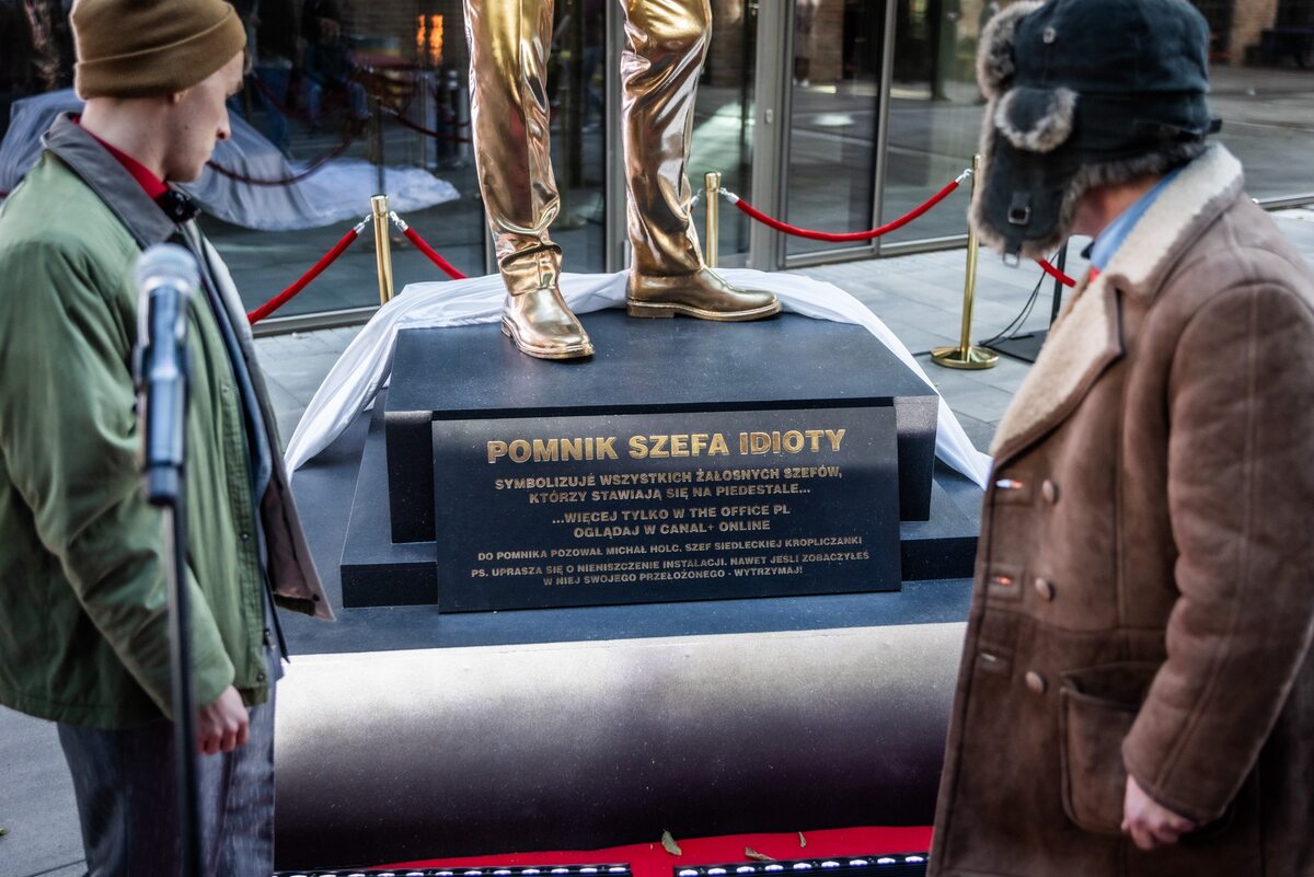 Pomnik „Szefa Idioty” w Warszawie 