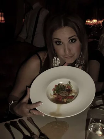 To pewnie przez tę minę nie wygląda za mądrze 