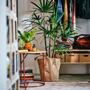 Nowa kolekcja IKEA KOMPISH&Auml;NG powstała z&nbsp;myślą o&nbsp;niewielkich i&nbsp;wynajmowanych mieszkaniach. Meble mają być łatwe do&nbsp;przenoszenia i&nbsp;zmieniać funkcję wraz z&nbsp;potrzebami użytkownika