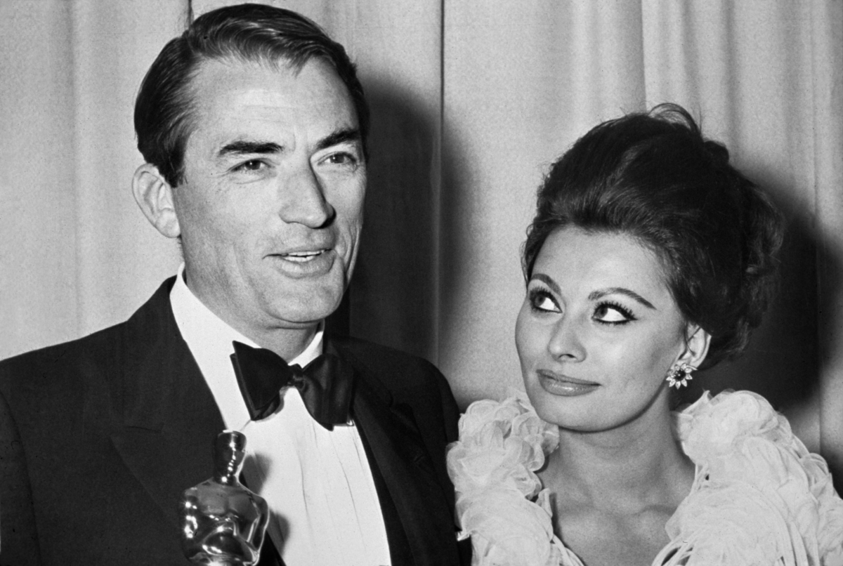 Gregory Peck i Sophia Loren 1963 rok. Gregory Peck otrzymał Oscara za pierwszoplanową rolę w filmie „Zabić drozda”.