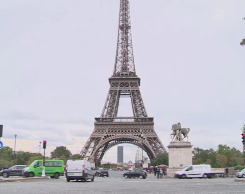 Miniatura: Taras widokowy ze szklaną podłogą. Wieża...