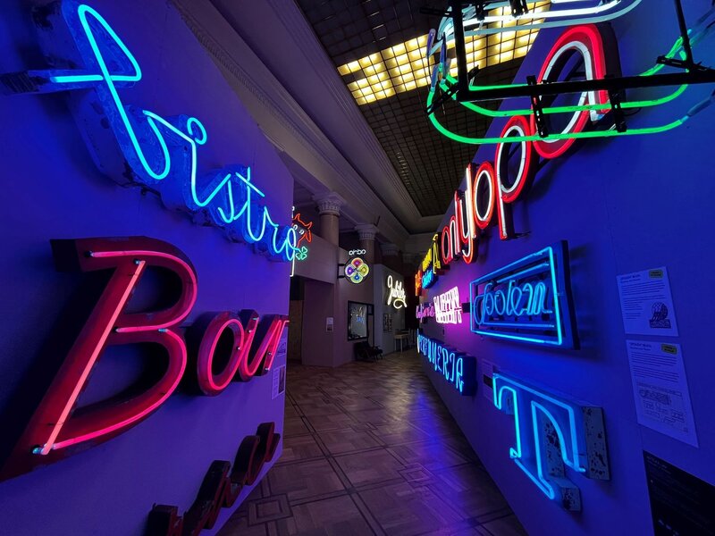 „Światła Miasta” w Muzeum Neonów. Wystawa, która przenosi do Warszawy lat 70