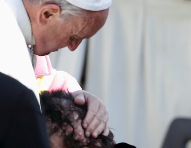 Miniatura: Papież Franciszek ucałował zdeformowaną...