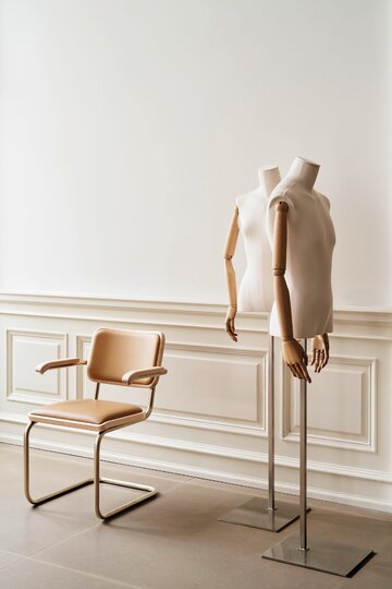 Nowe modele kolekcji JS . THONET pokazują, jak Jil Sander interpretuje ikony Bauhausu, łącząc klasyczne projekty Thoneta z&nbsp;minimalistycznym podejściem do&nbsp;materiał&oacute;w i&nbsp;detalu