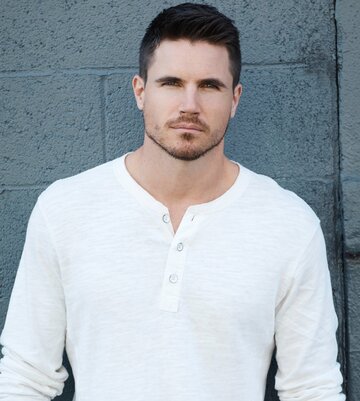 Robbie Amell