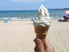 Miniatura: Prawda o lodziarniach nad morzem. Turysta...