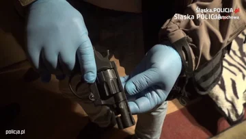 Policja zatrzymała 67-latka i przeszukała jego mieszkanie 