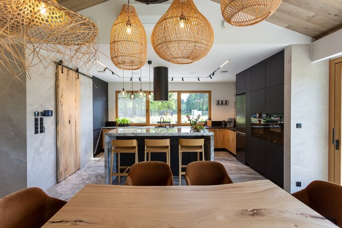 Wnętrze stworzone do życia w harmonii – naturalne materiały i przestrzeń, w której chce się być