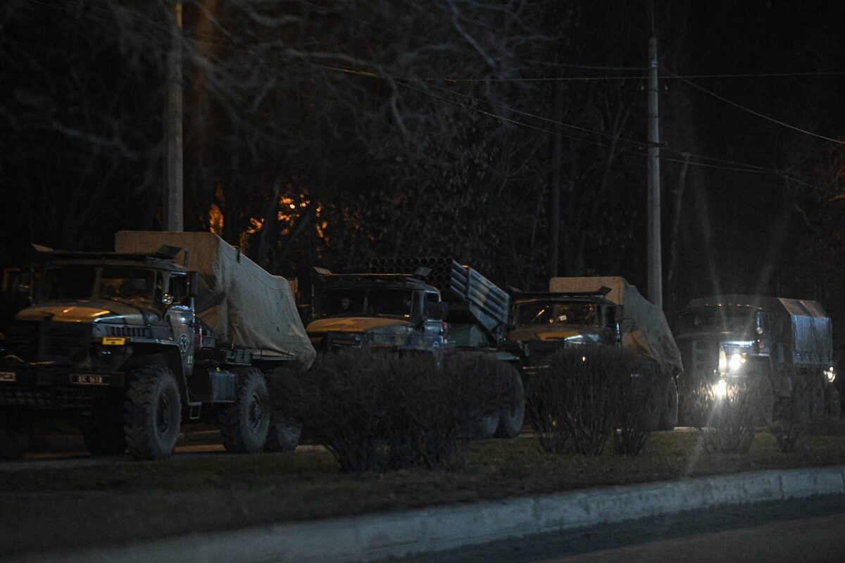 Rosyjskie czołgi i inne pojazdy wojskowe, zbliżające się do Doniecka na Ukrainie 