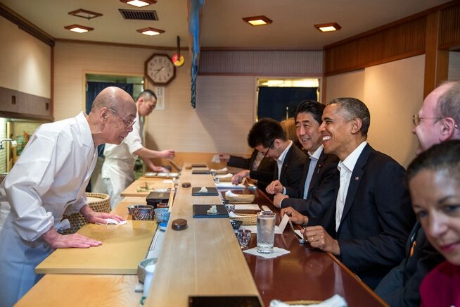 Barack Obama spotyka jest mistrzem sushi Jiro Ono, właścicielem restauracji sushi Jiro Sukiyabashi, podczas prywatnej kolacji z premierem Shinzo Abe w Japonii
