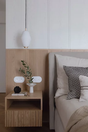 Projekt MIKOŁAJSKAstudio pokazuje, że styl japandi to nie tylko estetyka, ale przede wszystkim świadomie zaprojektowana przestrzeń sprzyjająca codziennemu komfortowi i wyciszeniu 