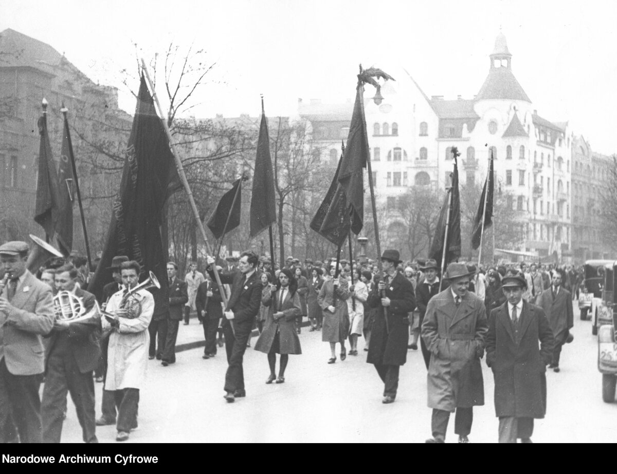 Wiec Polskiej Partii Socjalistycznej w Warszawie podczas obchodów święta 1 Maja (1 V 1931 r.). Pochód ze sztandarami i orkiestrą na placu Napoleona 
