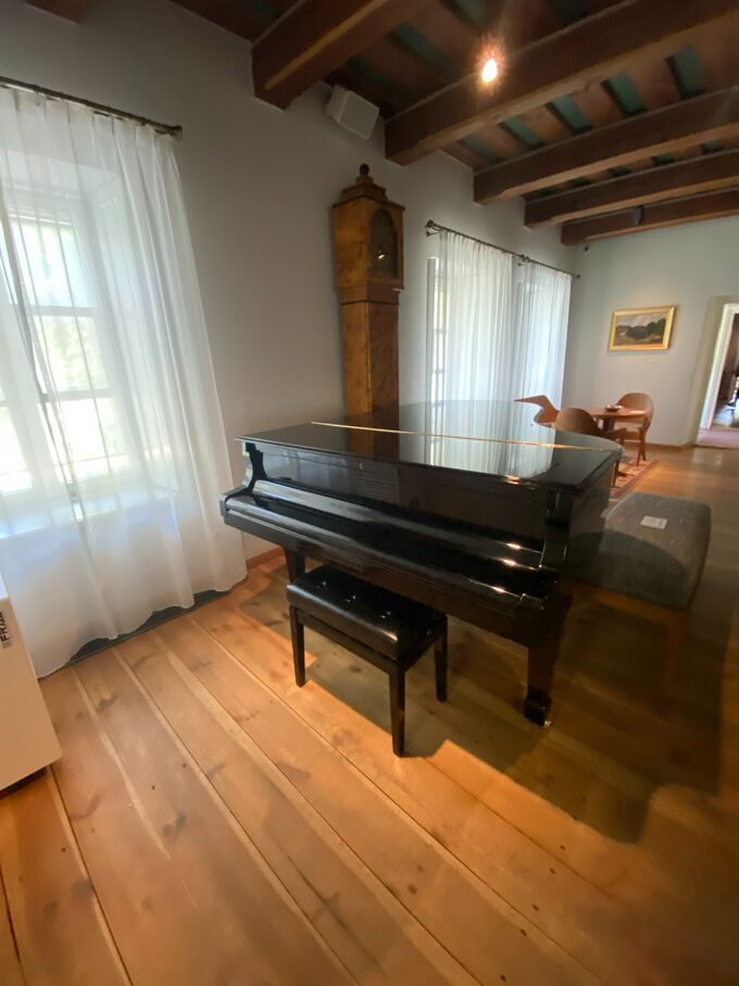 Wnętrze domu i fortepian