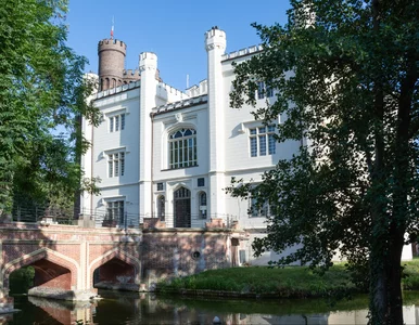 Miniatura: Polski zamek przypomina jedną z...