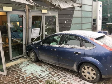 Samochód w drzwiach sopockiego Aquaparku 