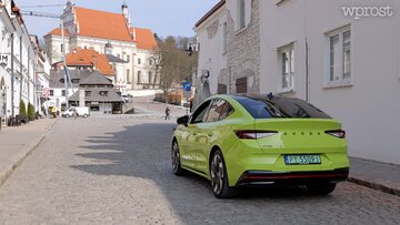 &Scaron;koda Enyaq Coupe RS w&nbsp;kolorze Mamba Green na&nbsp;kazimierskim bruku &ndash; widok w&nbsp;stronę fary i&nbsp;rynku, gdzie historia spotyka codzienność miasteczka