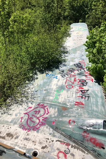 Željava Miejsce to nie jest jeszcze popularne, ale z każdym rokiem przybywa tu coraz więcej osób, które pozostawiają po sobie ślady w postaci naklejek i graffiti.