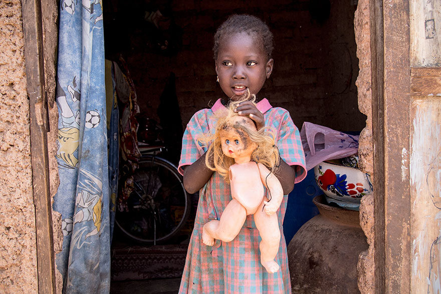 Burkina Faso. 45 dolarów miesięcznie na osobę dorosłą. Zepsuta lalka 