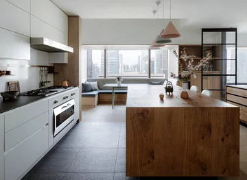 Białą zabudowa kuchenna z drewnianą wyspą 