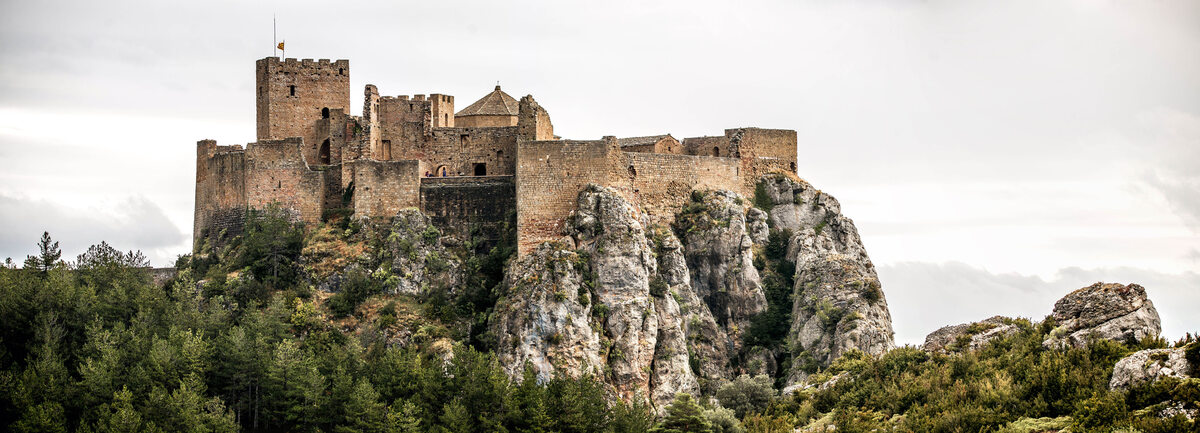 Castillo de Loarre, Hiszpania Zachowany w dobrym stanie zamek z XI wieku. Według pierwotnych planów miał być o wiele mniejszy. To tutaj kręcono większość scen do filmu Ridleya Scotta "Królestwo Niebieskie".