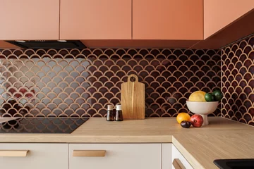 Czterdziestometrowe mieszkanie w modnym kolorze terakoty, projekt Decoroom 