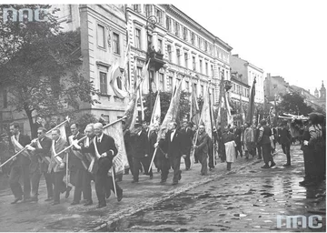 2. Poczty sztandarowe organizacji społecznych defilują ulicą Długą (fot. Narodowe Archiwum Cyfrowe)