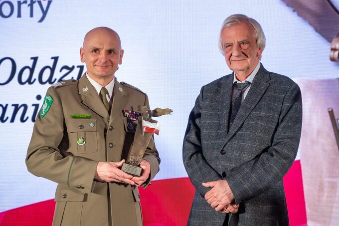 gen. Stanisław Laciuga (z lewej) oraz wręczający nagrodę Ryszard Terlecki