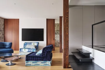 Dwupoziomowy apartament z kuchnią w kolorze miedzi Projekt: MU Architecture 
