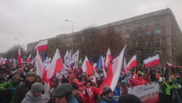 Uczestnicy marszu KOD 