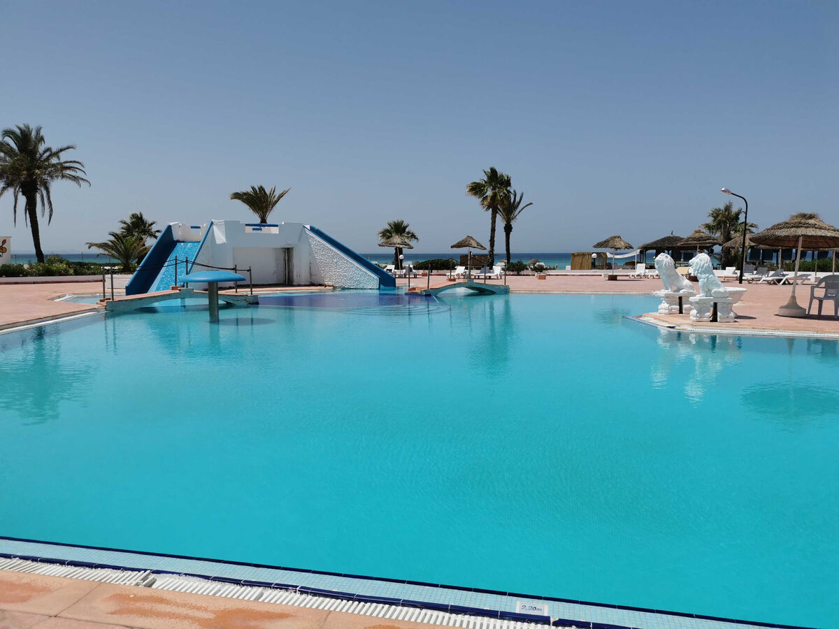 Basen w trzygwiazdkowym hotelu w Tunezji 