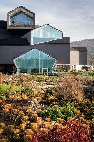 Naturalistyczny ogród Pieta Oudolfa na Vitra Campus w Weil am Rhein – przykład harmonii między dzikością a precyzyjnym projektowaniem 