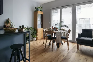 Dom z kobaltową sofą 