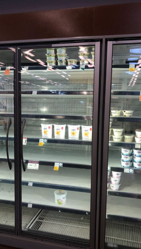 Puste półki w sklepach w USA na zdjęciach aktora Andrea Boccalettiego 