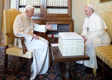 Papież-senior Benedykt XVI i&nbsp;jego następca papież Franciszek