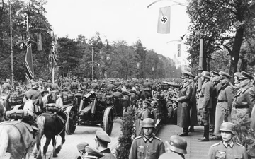 5 października 1939 r. Adolf Hitler przyjmuje zwycięską paradę Wehrmachtu w Warszawie. Miasto będzie cierpieć jeszcze kilka długich lat... 
