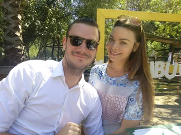 Cooper Hefner i Scarlett Byrne 