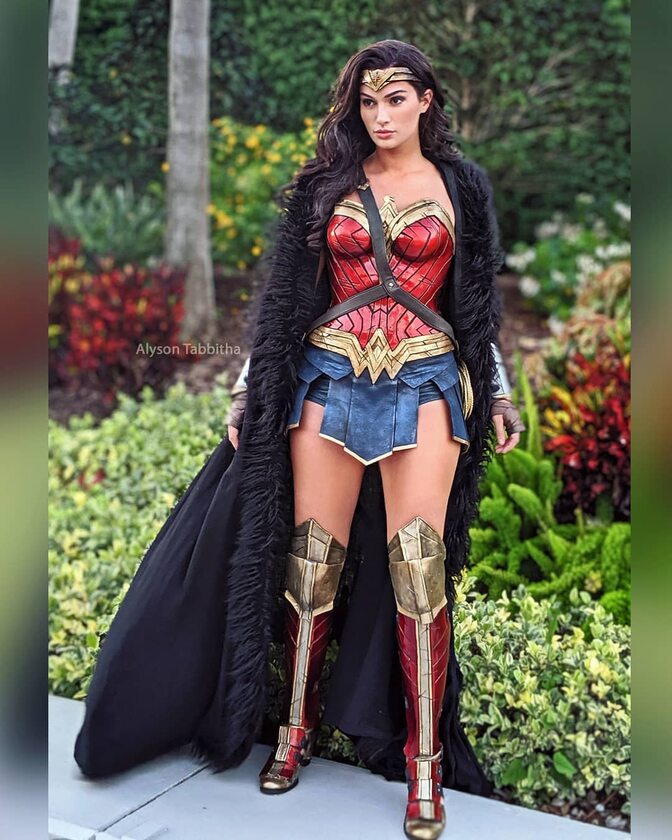 Alyson Tabbitha jako Wonder Woman 