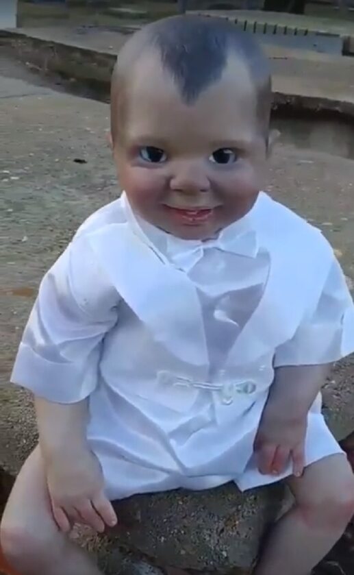 Przerażająca lalka na cmentarzu w Brazylii 
