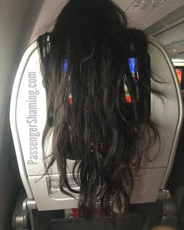 Dziwne zachowania i znaleziska w samolotach. Zdjęcie z profilu Passenger Shaming 