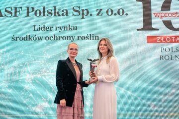Złota SetkaKateryna Demydas Head of&nbsp;Marketing Management, dział Agricultural Solutions, Poland (z prawej), oraz&nbsp;wręczająca nagrodę Marzena Zielińska, prezes Capital Point