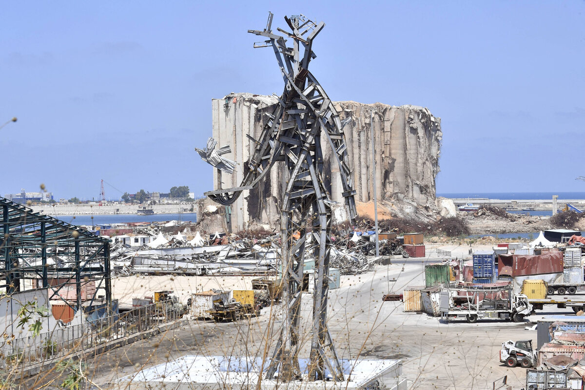 Liban. Rok po wybuchu w Bejrucie 25-metrowa stalowa rzeźba w porcie w Bejrucie
