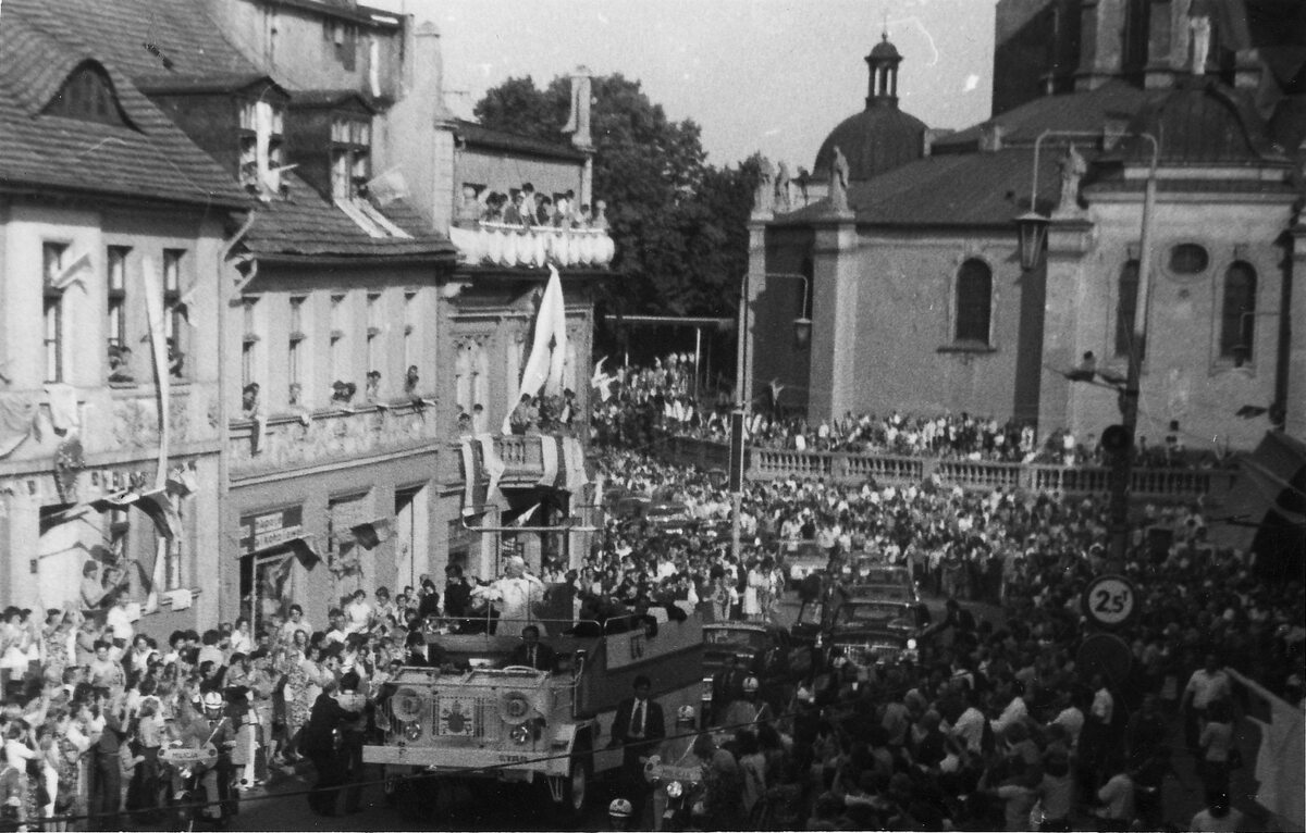 Jan Paweł II podczas pielgrzymki do Polski w 1979. Zdjęcie wykonane na ul. Tumskiej w Gnieźnie, widok w stronę katedry. 