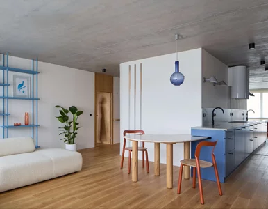 Miniatura: Mieszkanie z niebieską kuchnią. Zobacz...
