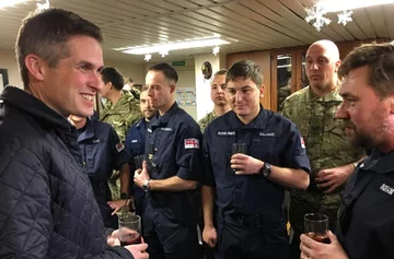 Gavin Williamson podczas wizyty w porcie w Odessie 