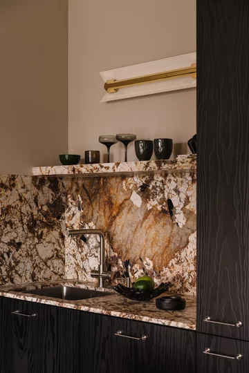 Ponad 80-metrowa przestrzeń, zaprojektowana przez zespół architektek z pracowni FUGA Architektura Wnętrz to pełne doskonałego designu, miękkich tkanin i światła antidotum na zgiełk codzienności 