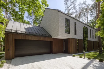 Dom Przenikający autorstwa Exterio Architektura to przykład nowoczesnej architektury, w której światło, natura i starannie zaprojektowana przestrzeń tworzą harmonijną całość 