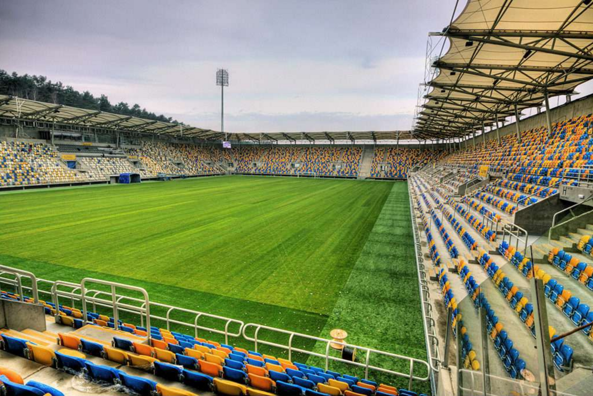 Stadion Miejski w Gdyni INFORMACJE O STADIONIE:

Pojemność: 15 033 miejsc,
Oświetlenie: 2000 lx,
Wymiary boiska: 105m x 68m,
Podgrzewana murawa.