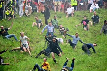 Zawody Cooper's Hill Cheese-Rolling and Wake w Gloucestershire 